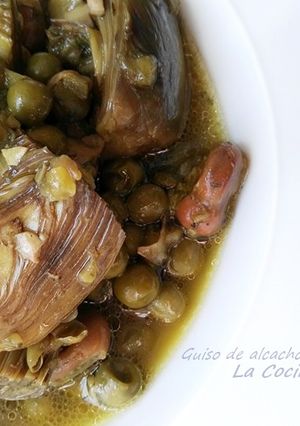 Una foto de Guiso de alcachofas, habas y guisantes