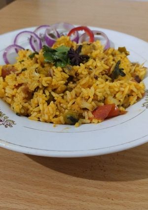 વેજીટેબલ બિરયાની (Vegetable Biryani Recipe In Gujarati) રેસીપી મુખ્ય ફોટો