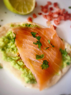 Una foto de Tortilla de harina y yogur griego con aguacate y salmón