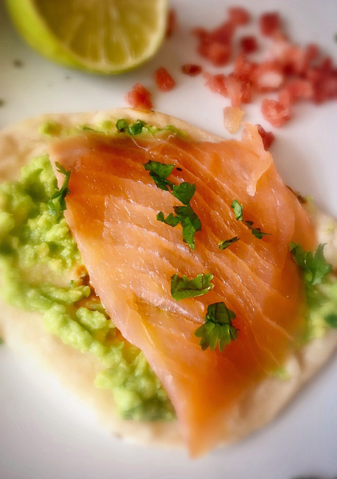 Una foto de Tortilla de harina y yogur griego con aguacate y salmón