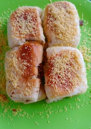 A picture of Dabeli.