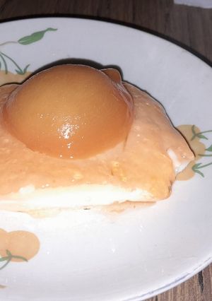 Una foto de Postre crema y durazno