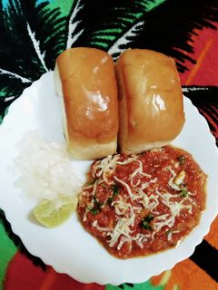 मुंबईची पावभाजी (pav bhaji recipe in marathi) रेसिपी चे मुख्य फोटो