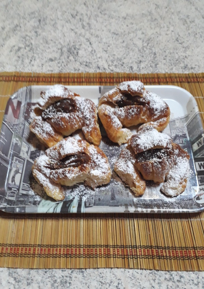 Una foto de Medialunas de manteca con dulce de leche