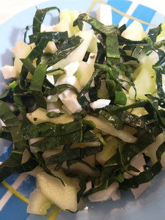 Una foto de Ensalada de espinaca, pepino y queso fresco