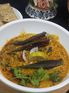 A picture of Bharwa bhindi in dahi kadi.