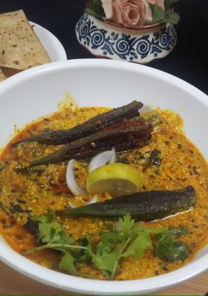A picture of Bharwa bhindi in dahi kadi.