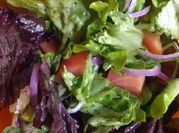 Una foto de ensalada de berros y lechuga