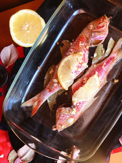 Una foto de Salmonetes al horno con limón