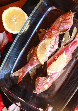 Una foto de Salmonetes al horno con limón