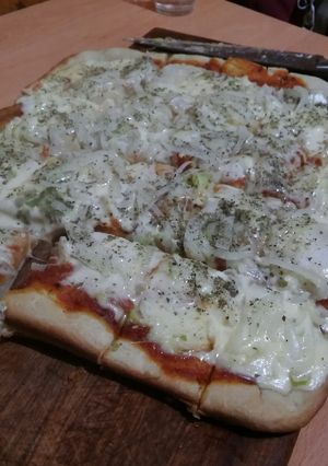 Una foto de Pizza con cebolla