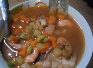 Una foto de Caldo de pescado con camarón!