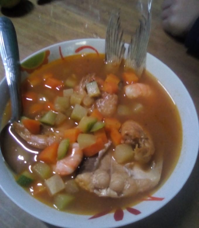 Una foto de Caldo de pescado con camarón!