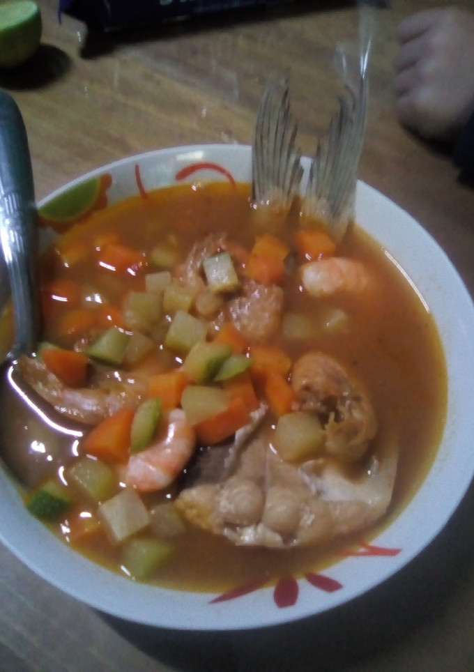 Una foto de Caldo de pescado con camarón!