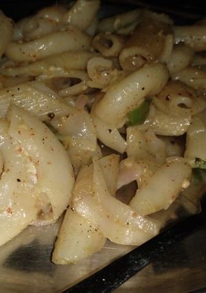 A picture of White sauce pasta.