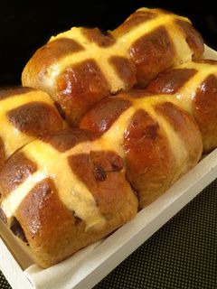 Una foto de "Hot Cross Buns", {bollitos de Pascua, en panificadora}