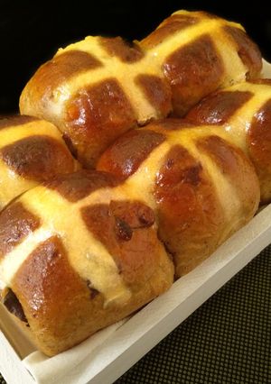 Una foto de "Hot Cross Buns", {bollitos de Pascua, en panificadora}