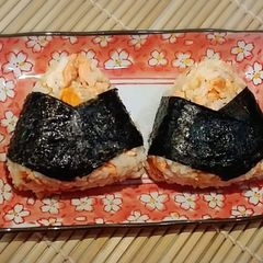 A picture of Salmon Onigiri.