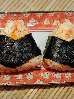 A picture of Salmon Onigiri.