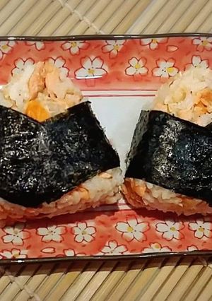 A picture of Salmon Onigiri.