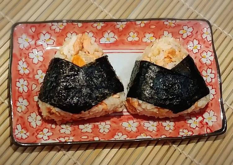 How to Make Quick Salmon Onigiri