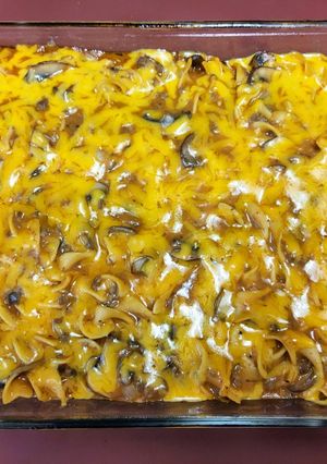 A picture of Lee's Cheesey Beef Noodle Casserole.