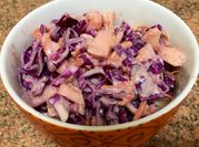 Una foto de ensalada de col lombarda