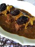 Ternera en salsa reducida de cebollas moradas y ciruelas pasas