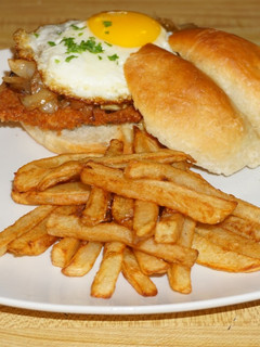 Una foto de SÁNDWICH DE ESCALOPAS DE CHANCHO A LO POBRE. JON STYLE