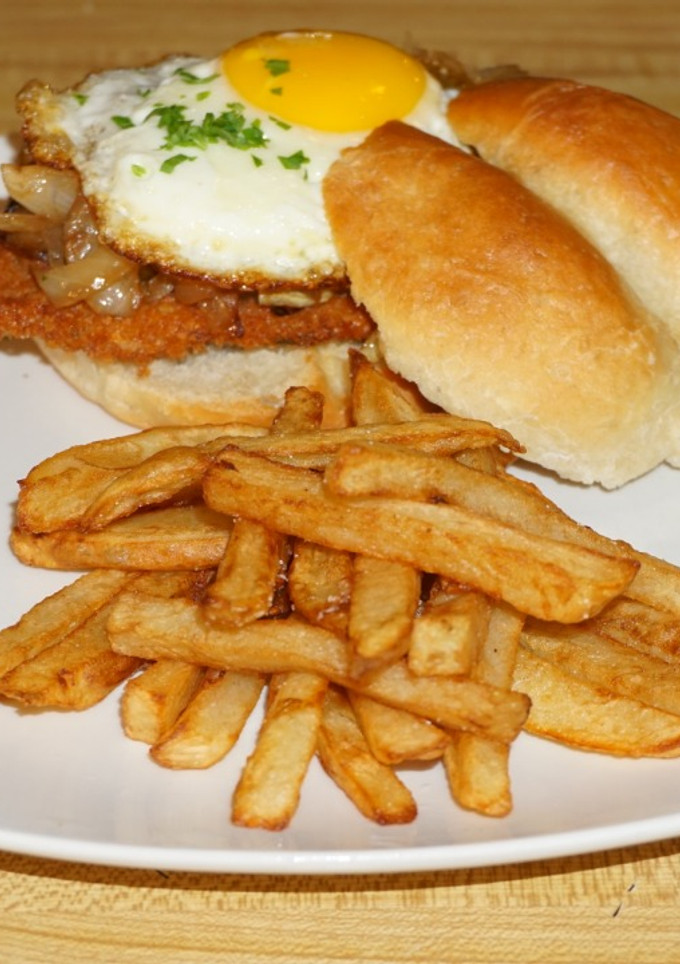 Una foto de SÁNDWICH DE ESCALOPAS DE CHANCHO A LO POBRE. JON STYLE