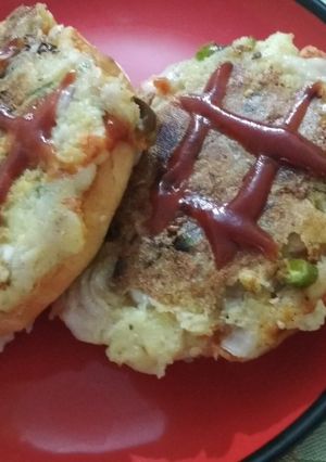 इंस्टेंट बर्गर (Instant burger recipe in Hindi) रेसिपी मुख्य फोटो