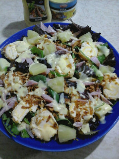 Una foto de Ensalada dulce de piña y queso