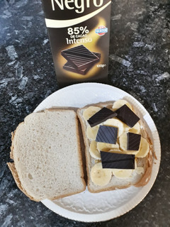 Una foto de Sándwich caliente de plátano con chocolate