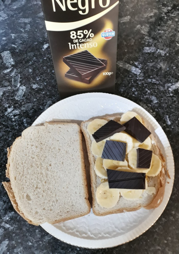 Una foto de Sándwich caliente de plátano con chocolate
