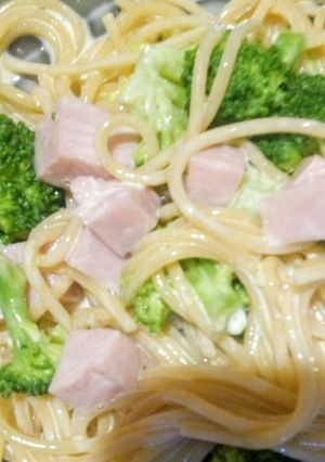 Una foto de Fideos con brócoli