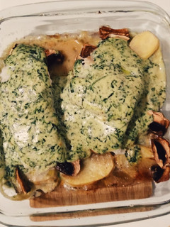 Una foto de Lomos de bacalao con salsa vegetal de rúcula y ajo