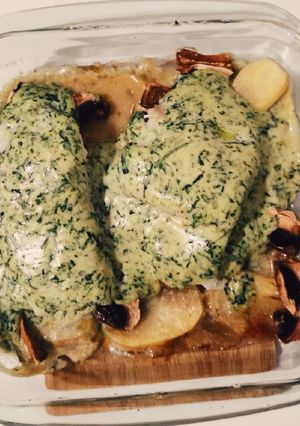 Una foto de Lomos de bacalao con salsa vegetal de rúcula y ajo