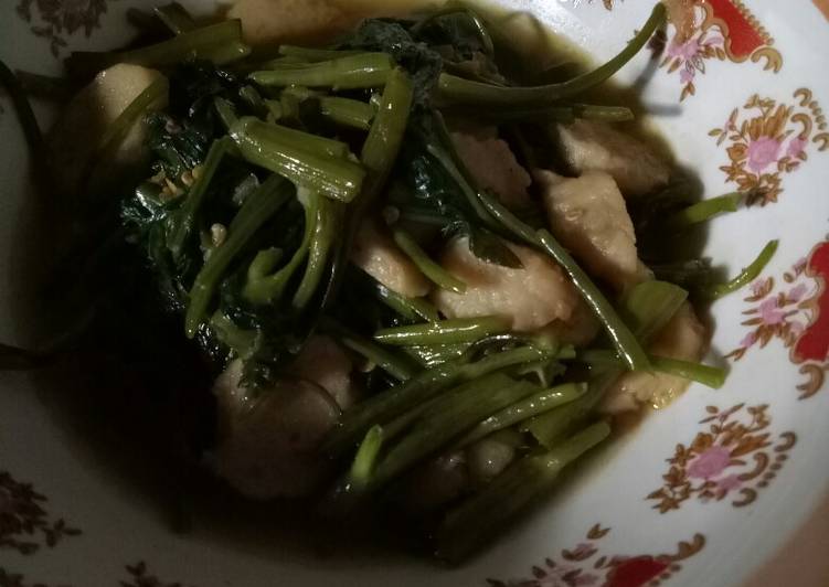 Tumis Kangkung Bakso Terasi Pedas.