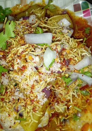 A picture of Dahi Vada and Aloo Dum.