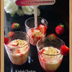 🍓 Strawberries and Custard dessert 🍨 A picture of 🍓 Strawberries and Custard dessert 🍨.