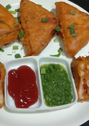 A picture of Bread pakoda.