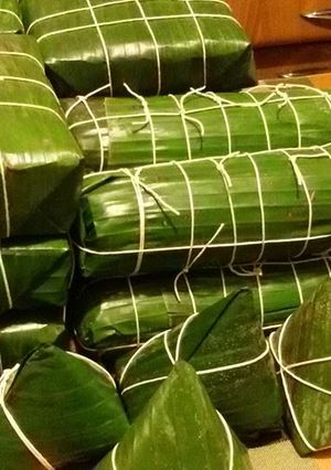 A picture of Bánh chưng, bánh tét.