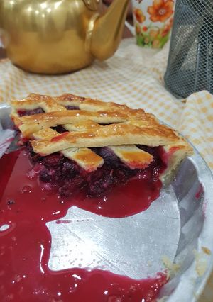 A picture of Mulberry pie.