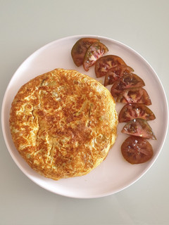Una foto de Tortilla exprés de patata y calabacín jugosa