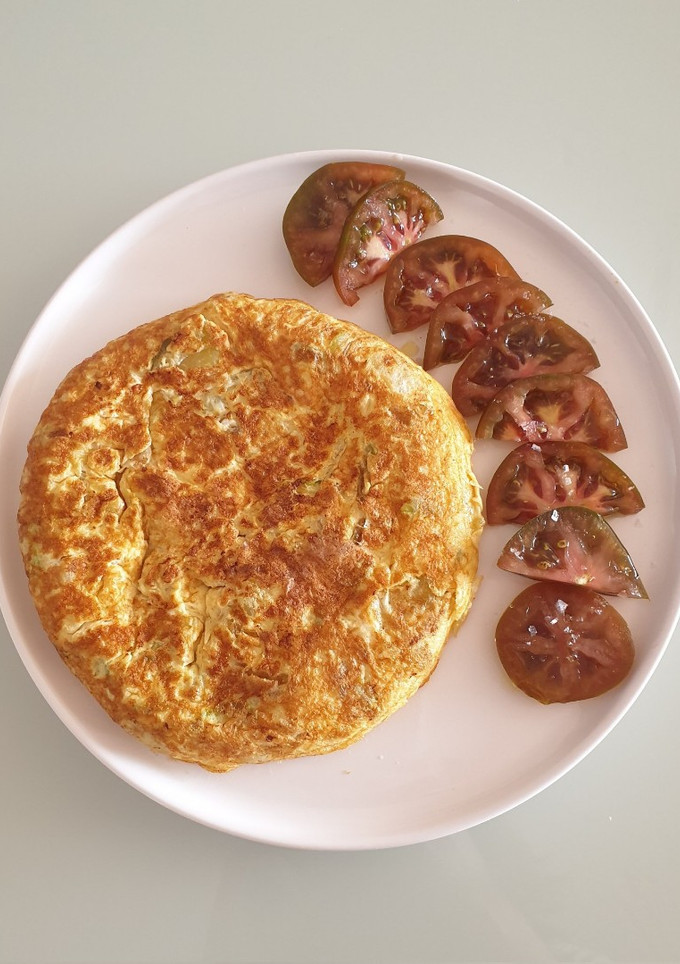 Una foto de Tortilla exprés de patata y calabacín jugosa