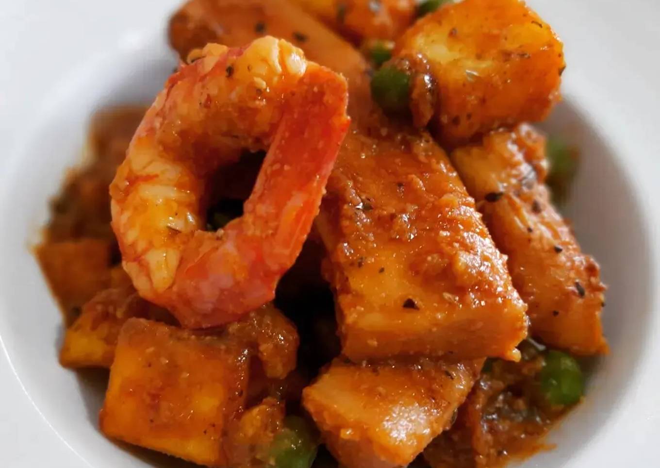 Tiras de pota en salsa de avellanas con gambas y patatas