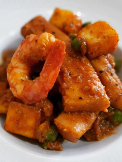 Una foto de Tiras de pota en salsa de avellanas con gambas y patatas