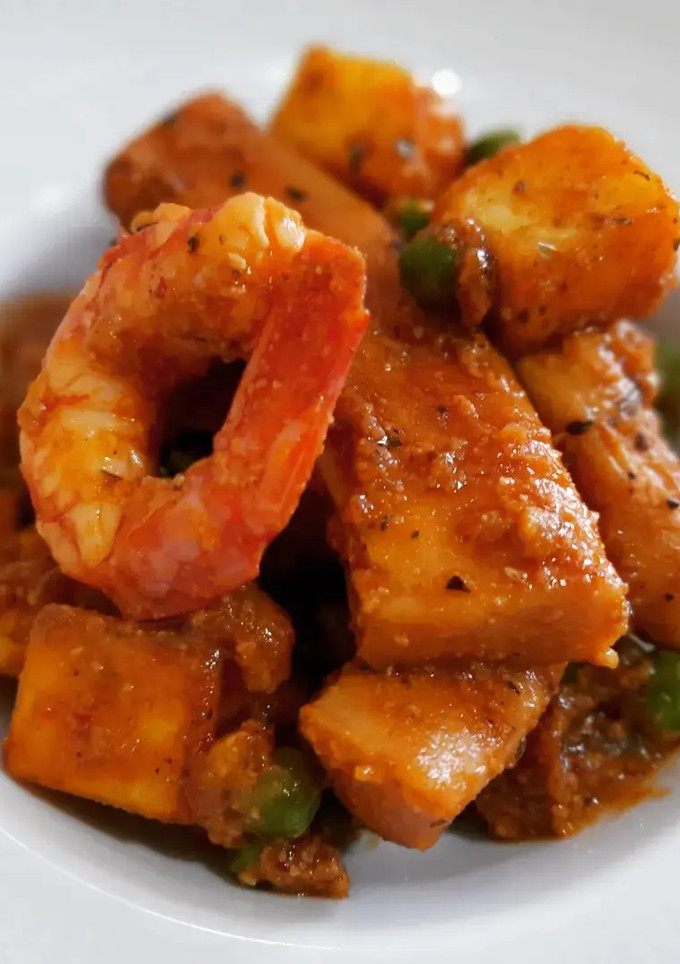Una foto de Tiras de pota en salsa de avellanas con gambas y patatas