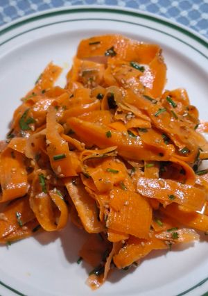 Una foto de Ensalada de tiras de zanahoria
