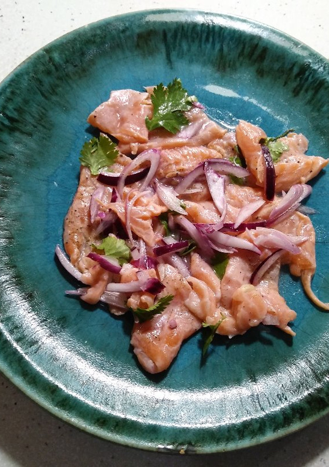 Una foto de Ceviche de salmón